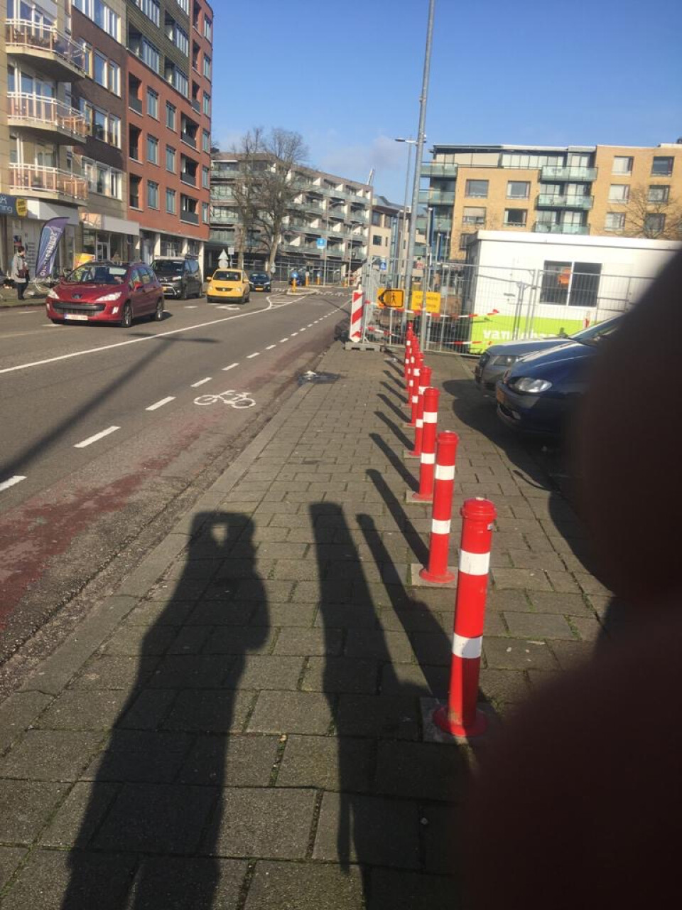 VIP verkeerspaal staal, uitneembaar, RAL 3000, Rood met witte reflectiebanden, met betonvoet