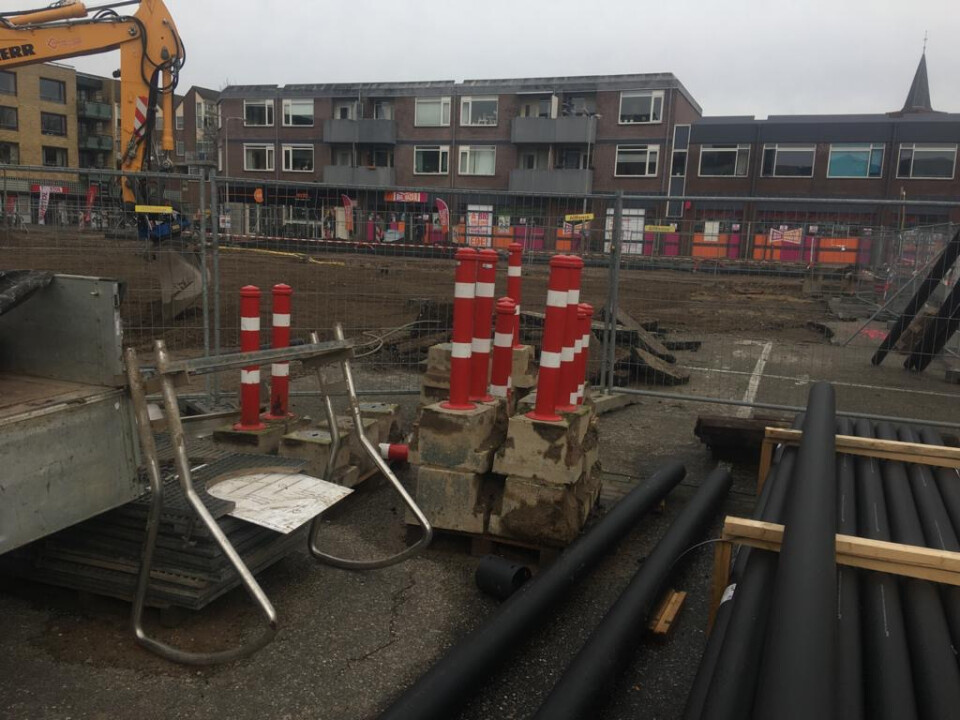 VIP verkeerspaal staal, uitneembaar, RAL 3000, Rood met witte reflectiebanden, met betonvoet - Foto 2