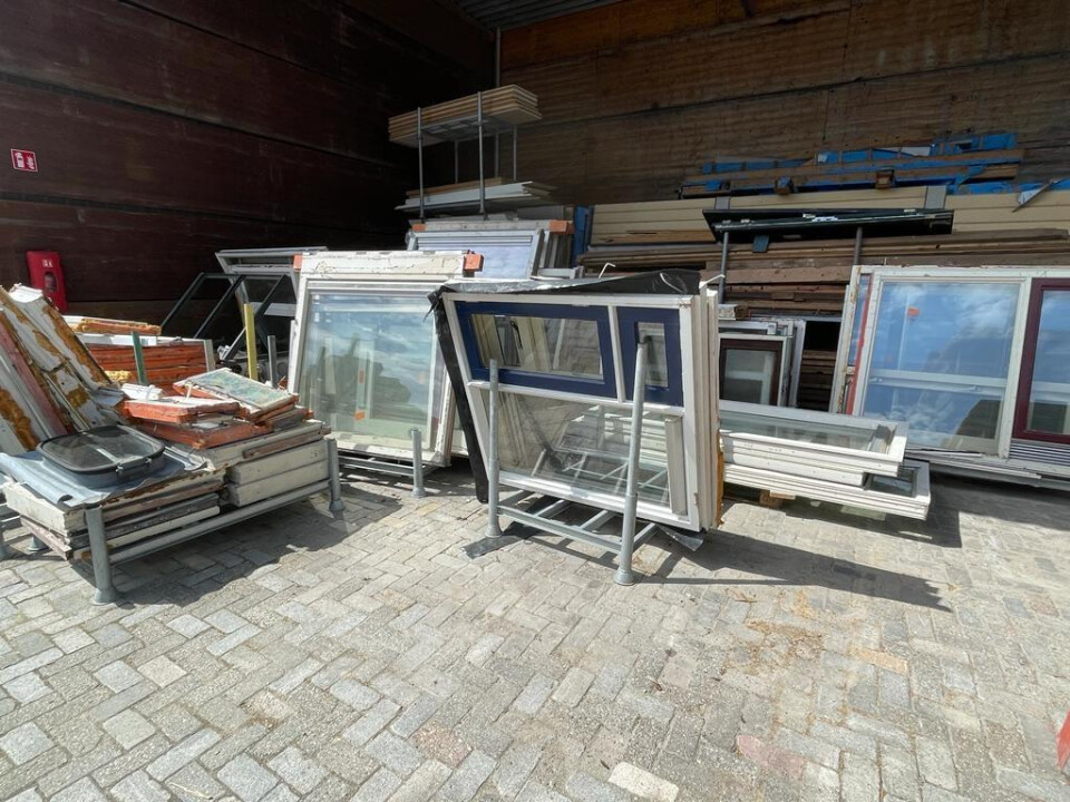Diverse houten, aluminium en kunststof kozijnen.