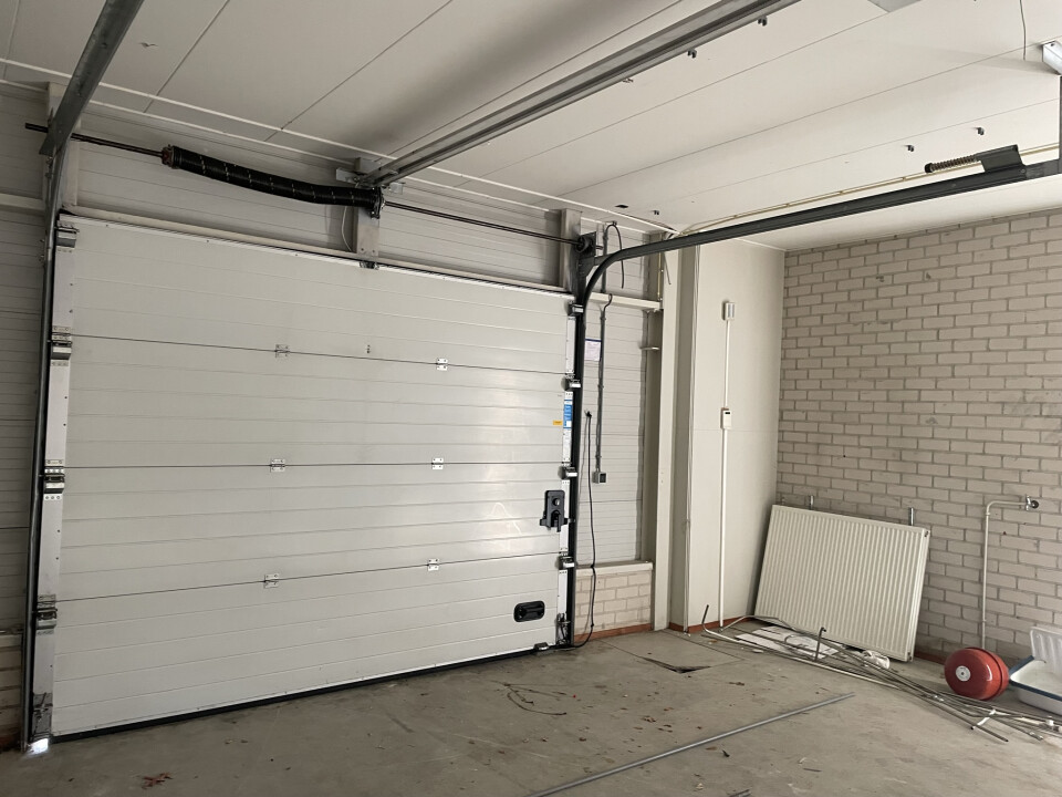 Elektrische Debo bedrijf- en garagedeur van 305 B x 240 H