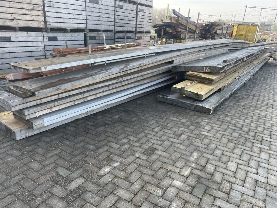 3 stuks hout gelijmde spanten 1300 L x 54,5 B x 5,5 D