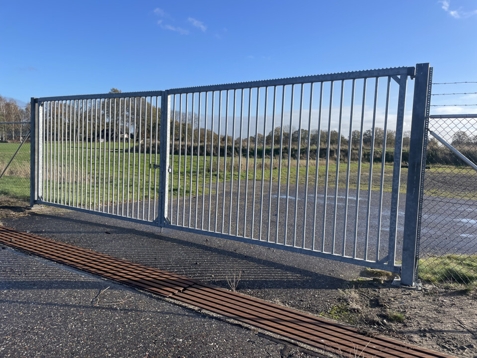 Gegalvaniseerde dubbele spijlen draaipoort van 825 cm breed