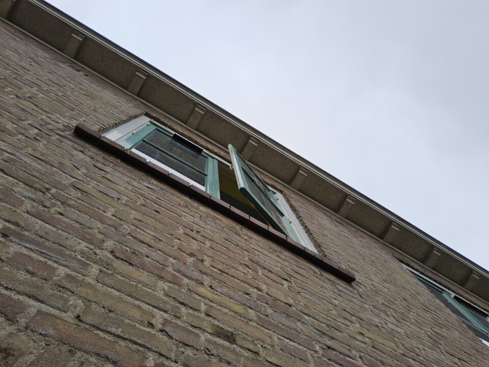 Buitenkozijn hout raam achter boven stolp