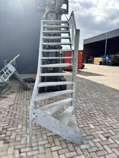 Gegalvaniseerde stalen wenteltrap (kwartdraai - 90 graden) - Foto 3