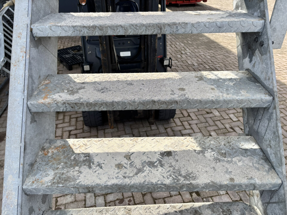 Gegalvaniseerde stalen wenteltrap (kwartdraai - 90 graden) - Foto 5
