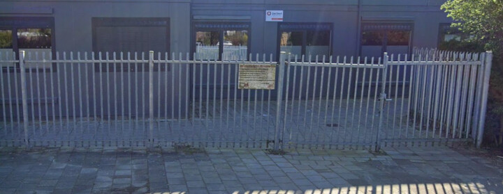 Ca. 50 meter gegalvaniseerd spijlenhekwerk incl. draaipoort