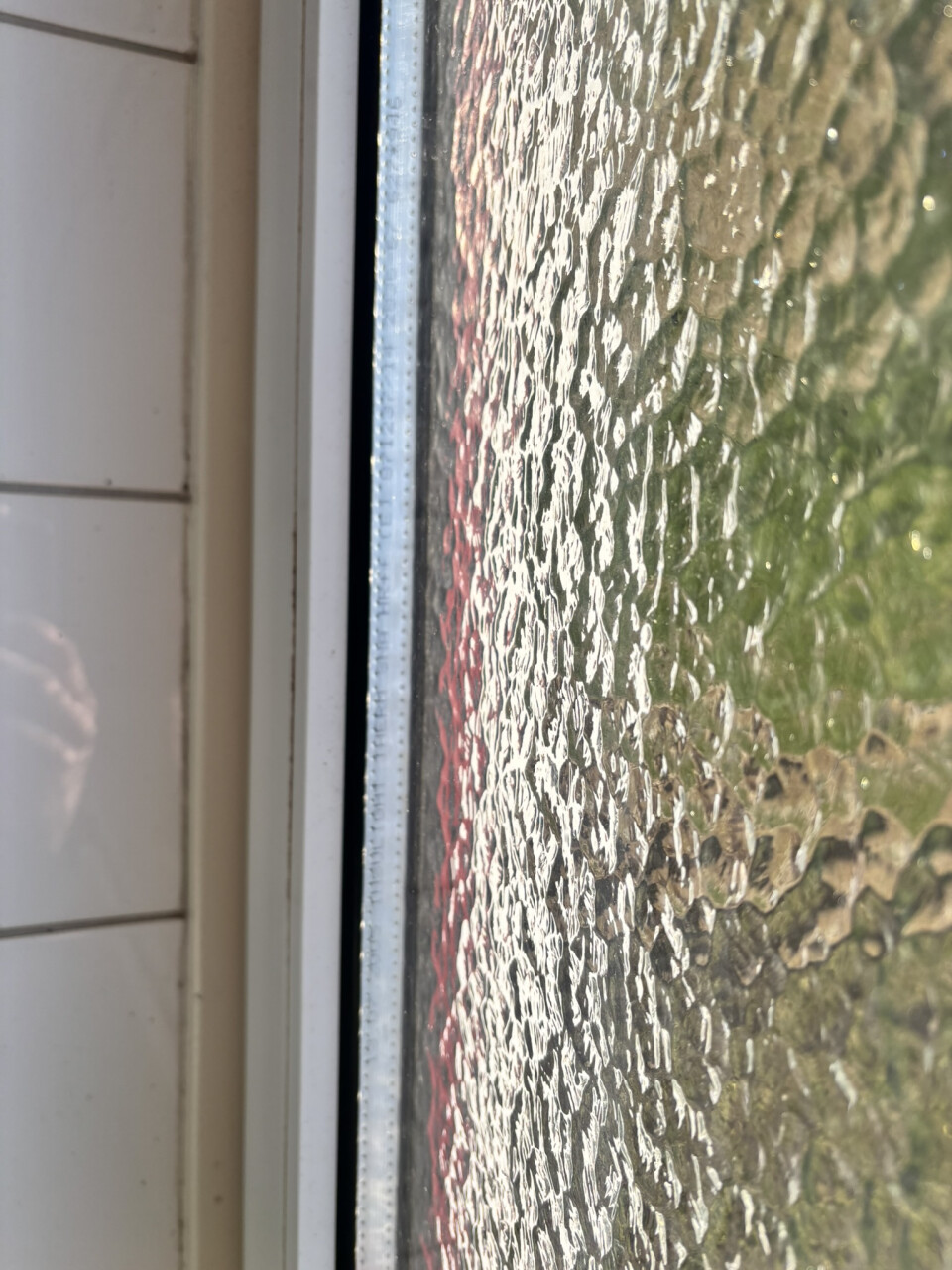 4 stuks Kumij kunststof draaikiep raamkozijnen (rood-wit met HR++ byzantijn glas) - Foto 4