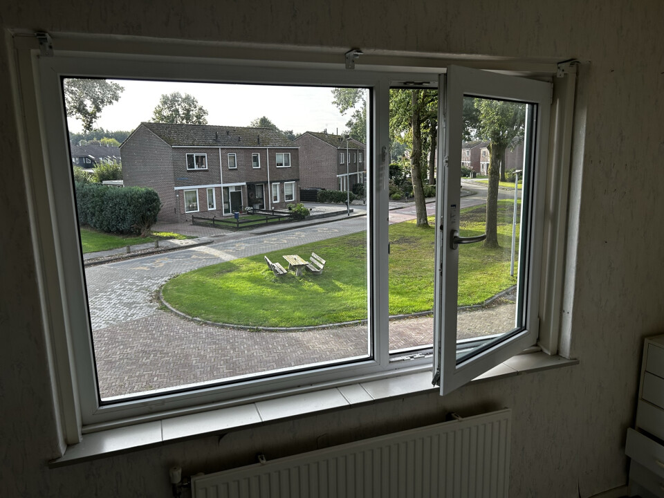 18 stuks Kumij kunststof vast-draaikiep raamkozijnen (rood-wit of groen-wit met HR++ glas)