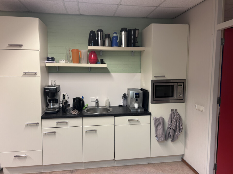 Beige keuken met apparatuur - Foto 1