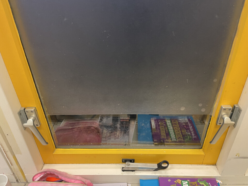 Kozijnen met sluitwerk en raamuitzetter - Foto 1