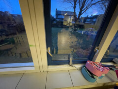 Kozijnen met sluitwerk en raamuitzetter - Foto 3