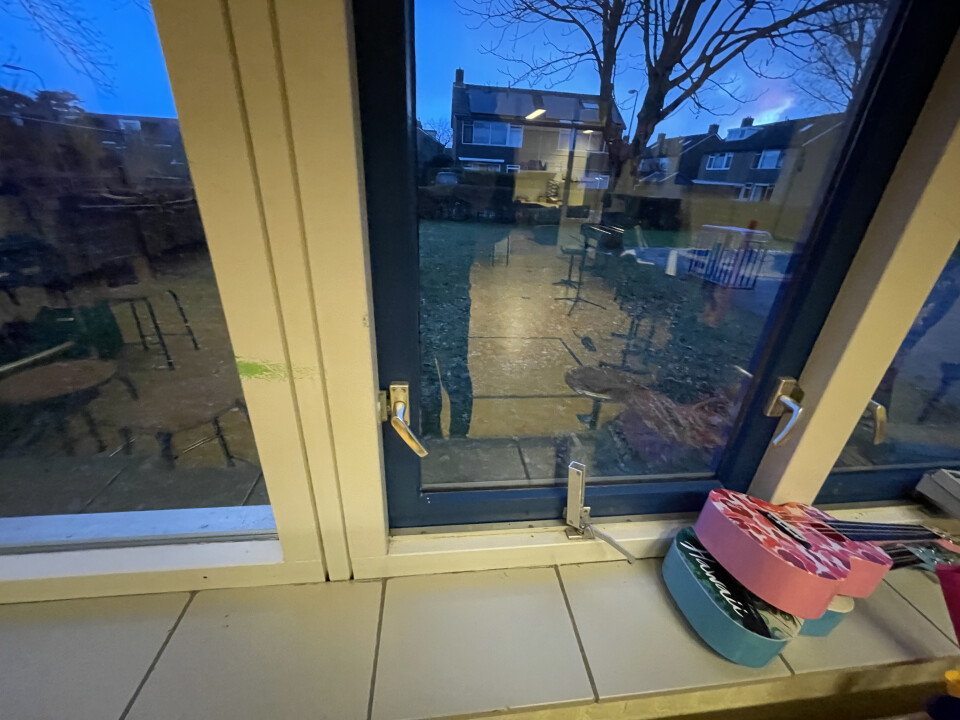 Kozijnen met sluitwerk en raamuitzetter - Foto 3