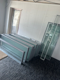 Diverse maten glasplaten met aluminium rand - Foto 1