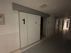 Stalen elektrische schuifdeuren (8 stuks) met HPL afwerking in diverse afmetingen. Fabrikant: Markus. - Foto 1