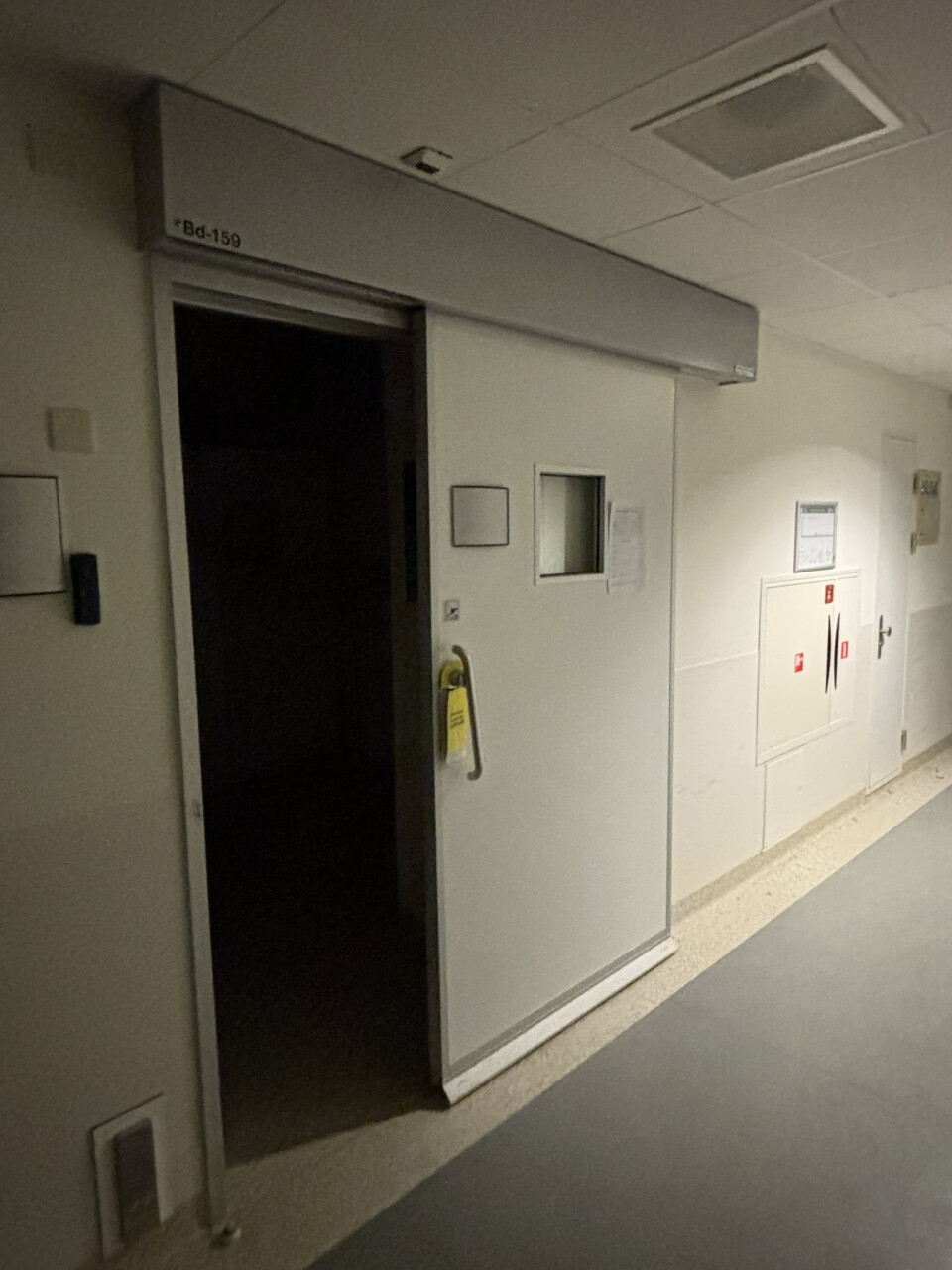 Stalen elektrische schuifdeuren (8 stuks) met HPL afwerking in diverse afmetingen. Fabrikant: Markus. - Foto 3
