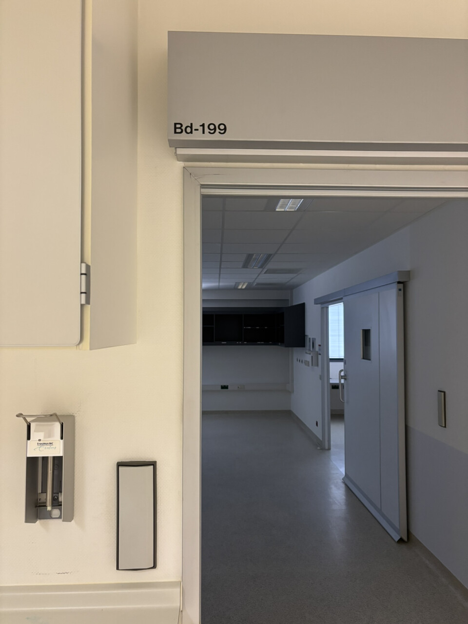 Stalen elektrische schuifdeuren (8 stuks) met HPL afwerking in diverse afmetingen. Fabrikant: Markus. - Foto 4