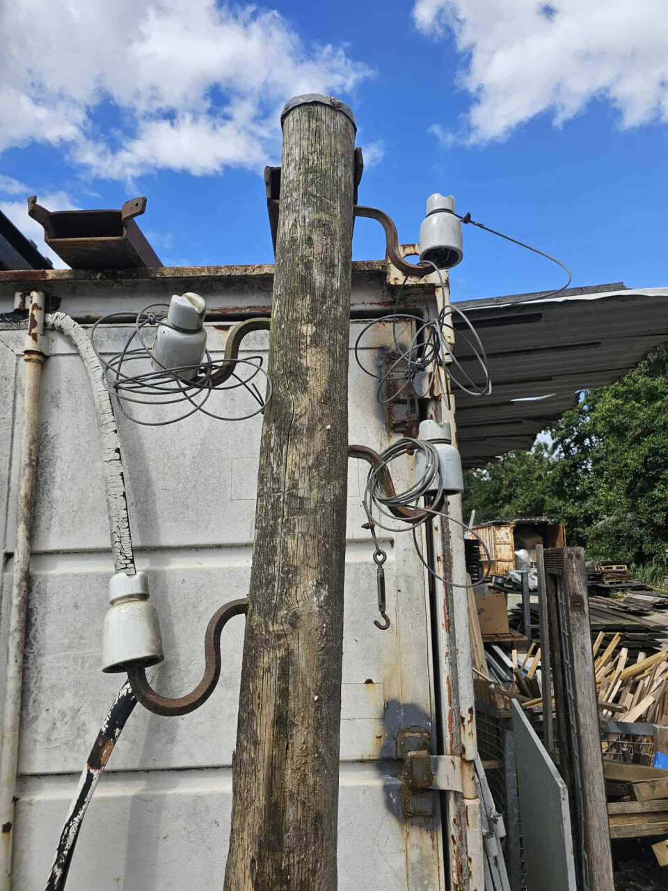 Retro telefoonpaal met porseleinen isolatoren - Foto 1