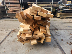 Vuren balken met spijkers - Foto 1