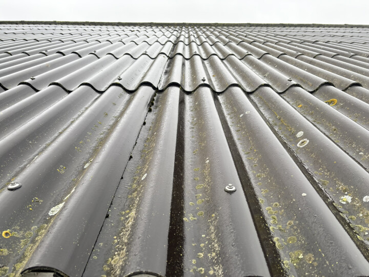 1.000+ stuks vezelcement golfplaten in de kleur zwart/blauw