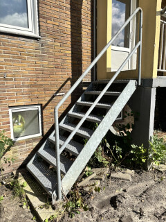 32 stuks gegalvaniseerde stalen trap / steektrap (150 cm H) - Foto 2