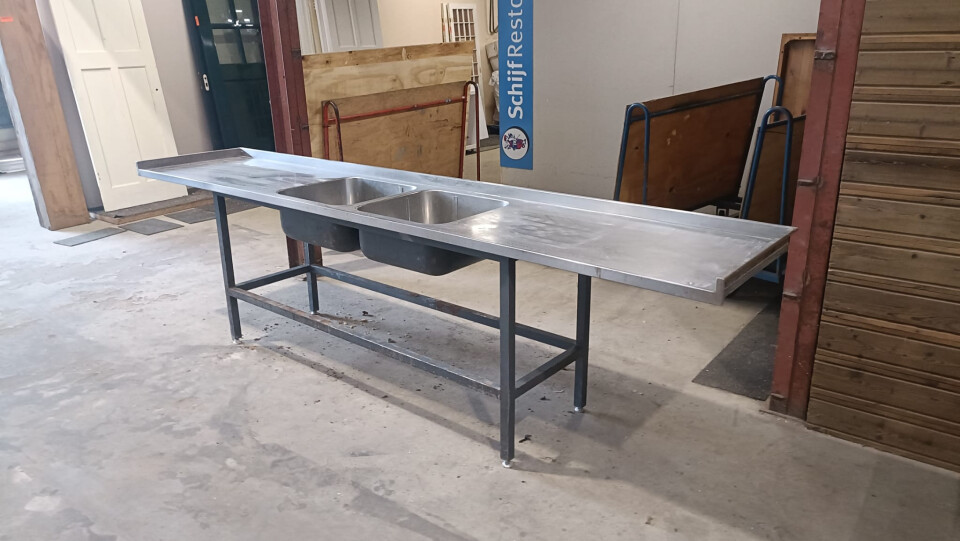 Grote wastafel met 2 spoelbakken