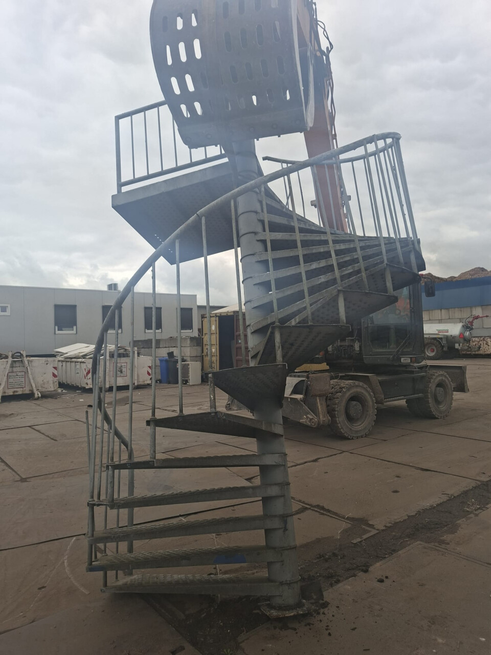 Gegalvaniseerde wenteltrap met platform - Foto 1