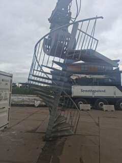 Gegalvaniseerde wenteltrap met platform - Foto 3