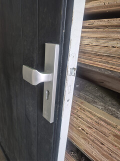 Hardhouten buitendeur met latten - 13157 - Foto 3