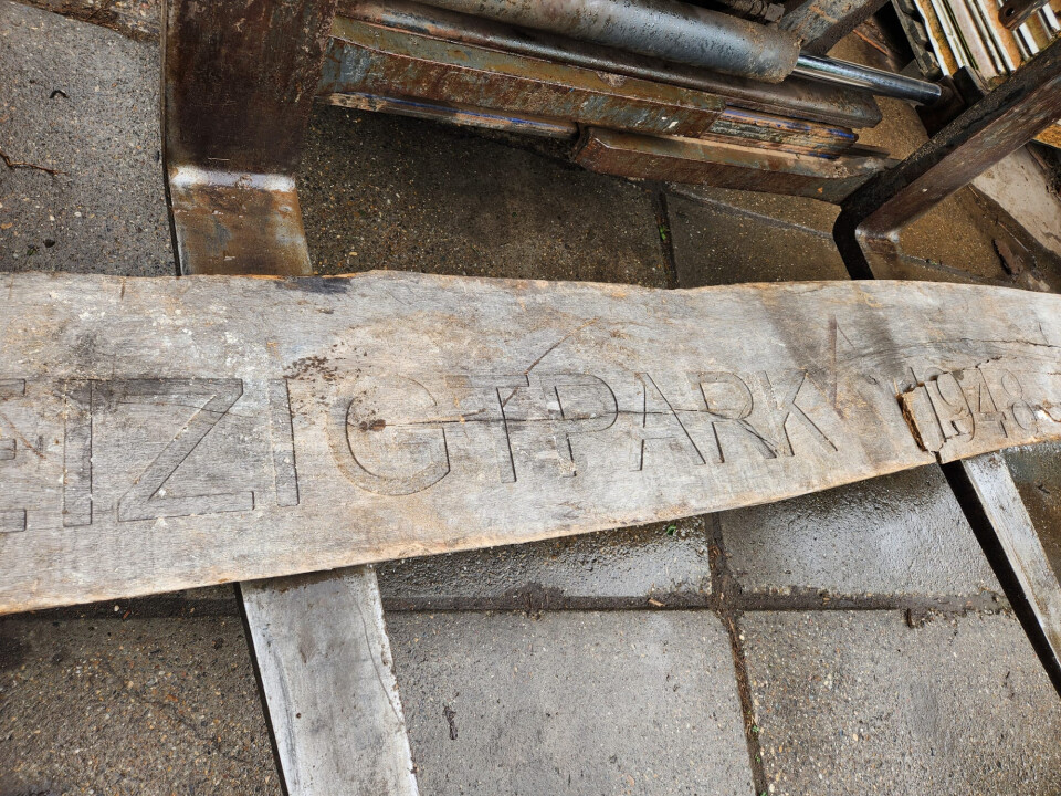 Houten bord "Weizigtpark 1948-1998" - Foto 2