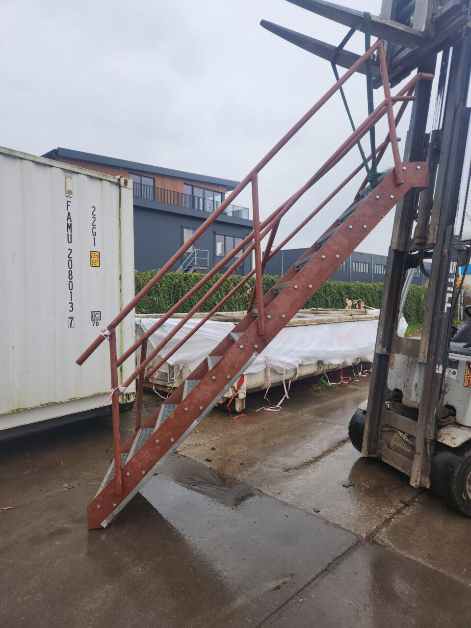 Stalen trap met schade - Foto 1