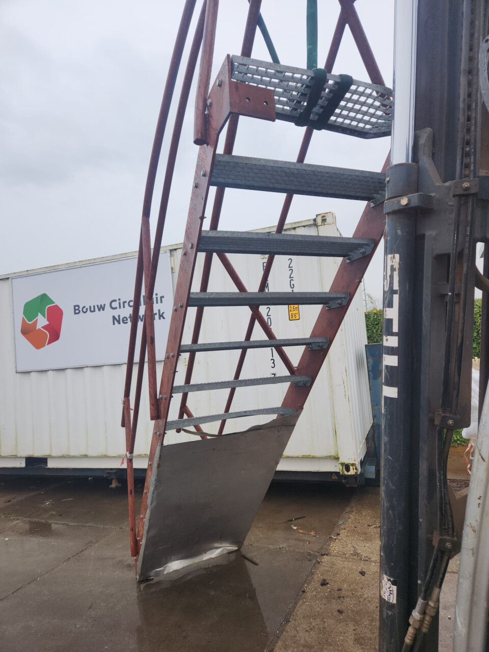 Stalen trap met schade - Foto 3