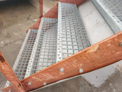 Stalen trap met schade - Foto 5