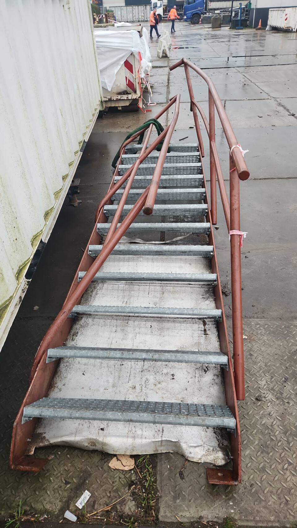 Stalen trap met schade - Foto 6