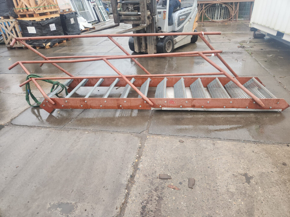 Stalen trap met schade - Foto 9