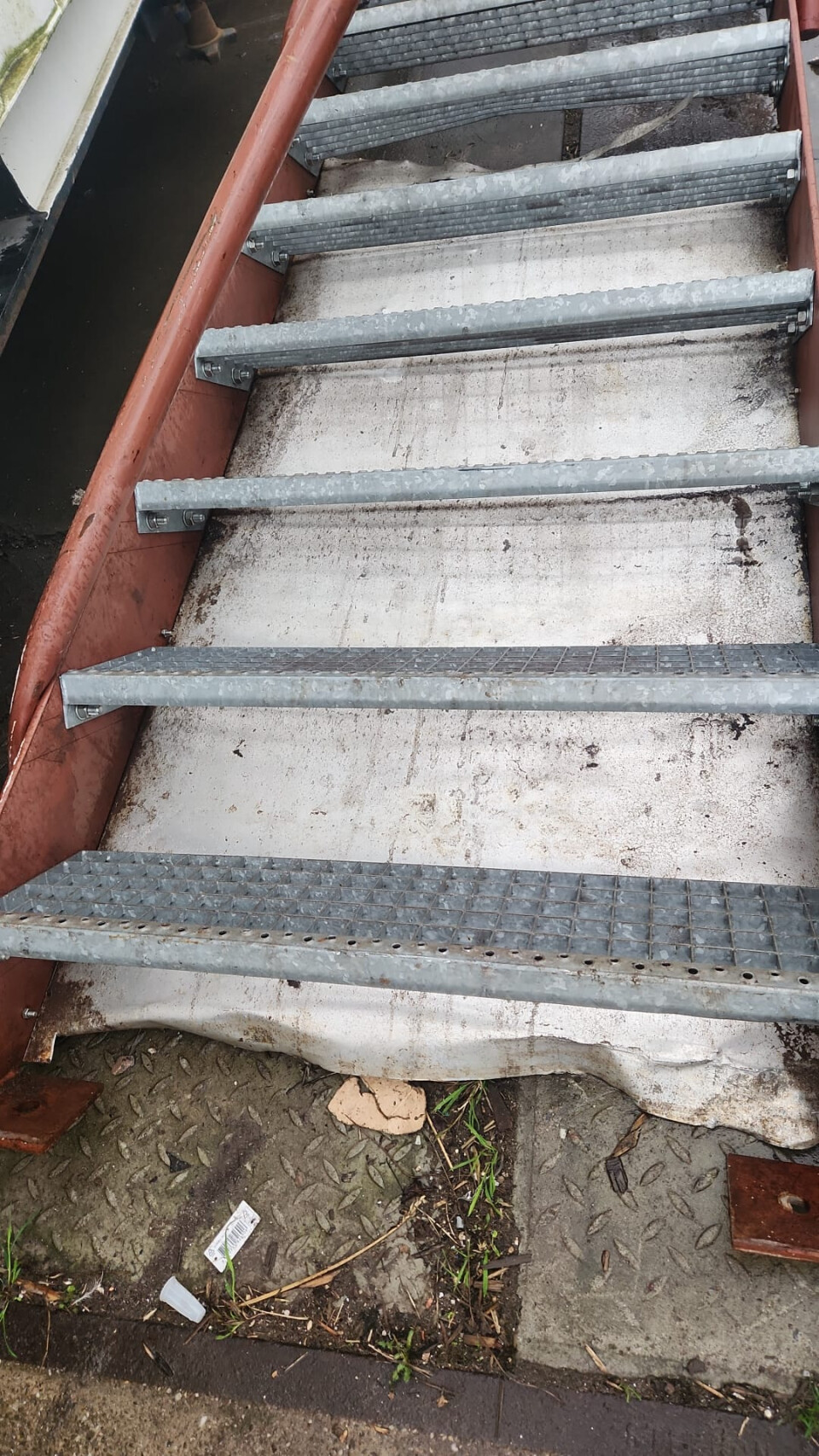 Stalen trap met schade - Foto 13