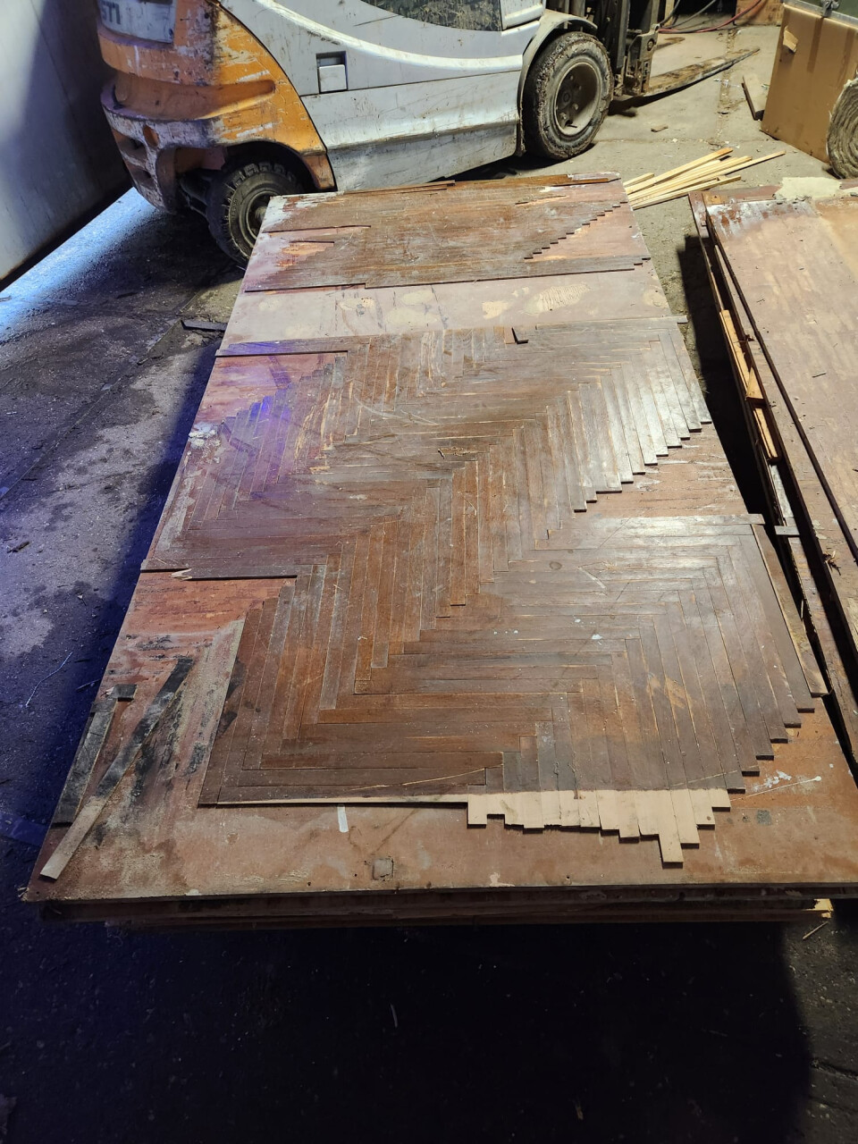 Partij underlayment 18 mm, een zijde resten parketvloer - Foto 5