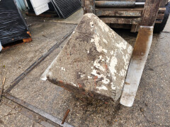 Betonnen schampblok, driehoek - Foto 1