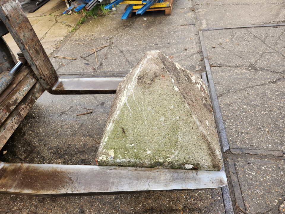 Betonnen schampblok, driehoek - Foto 3