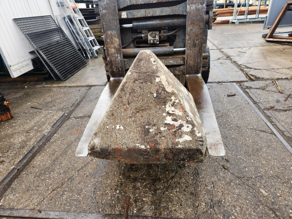 Betonnen schampblok, driehoek - Foto 4