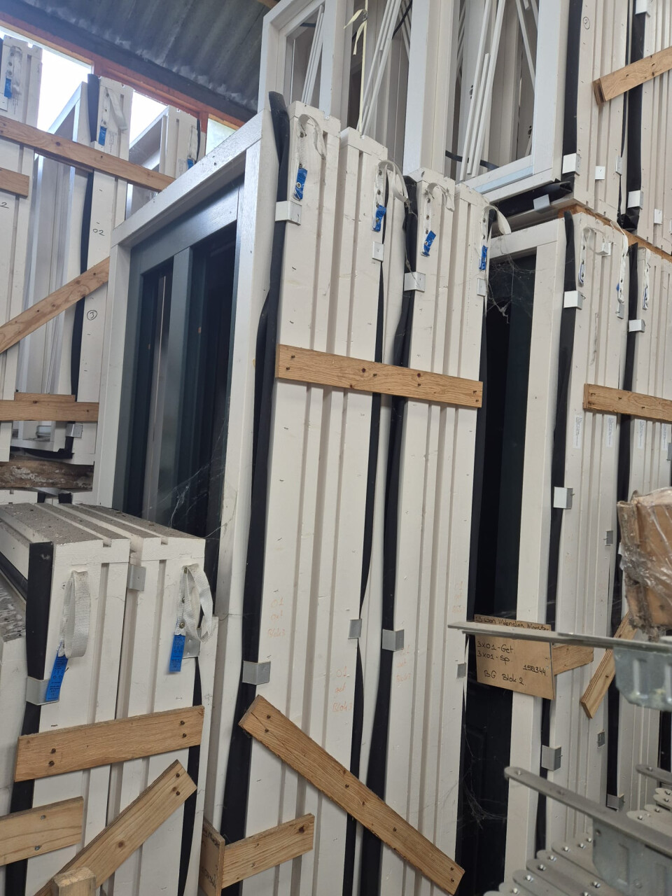 Nieuwe hardhouten Meranti kozijnen, zonder glas - Foto 17