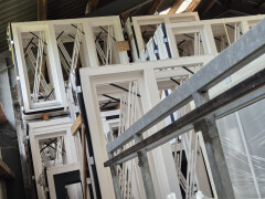 Nieuwe hardhouten Meranti kozijnen, zonder glas - Foto 15