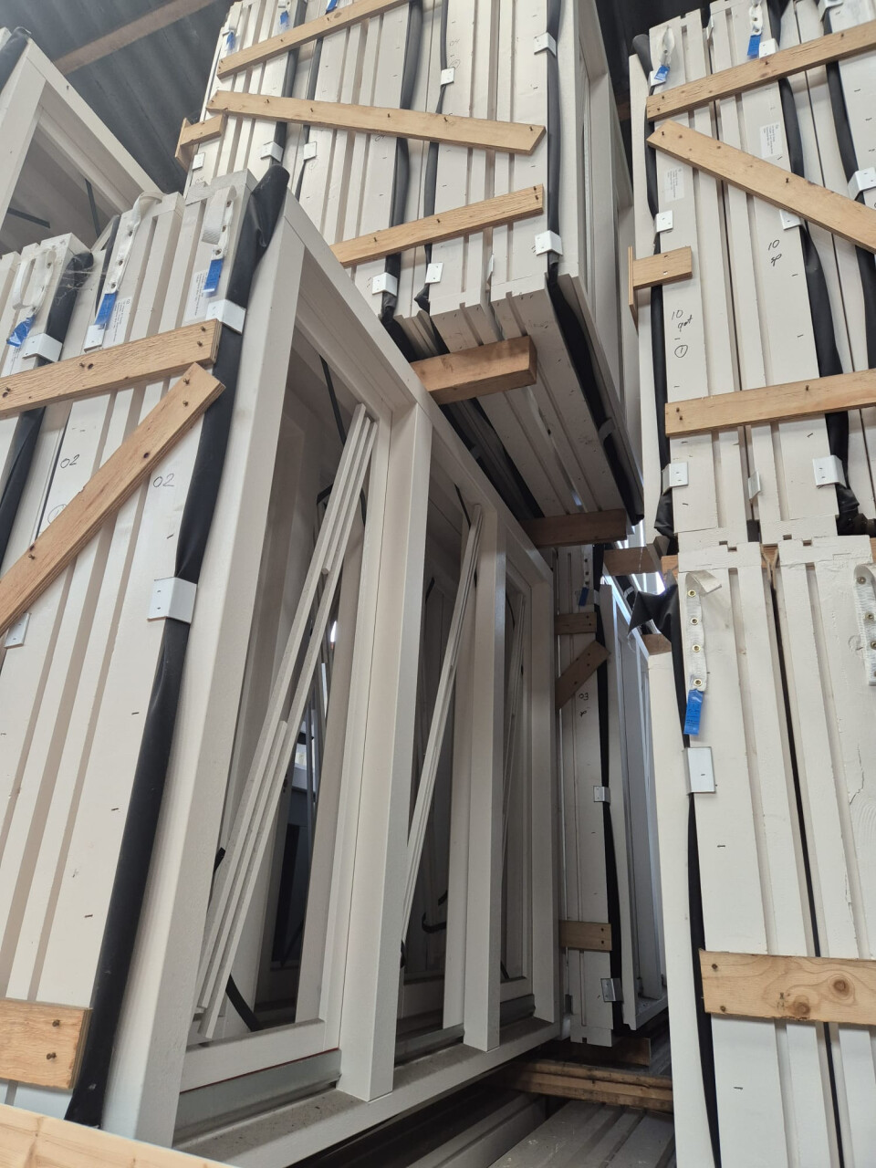 Nieuwe hardhouten Meranti kozijnen, zonder glas - Foto 14