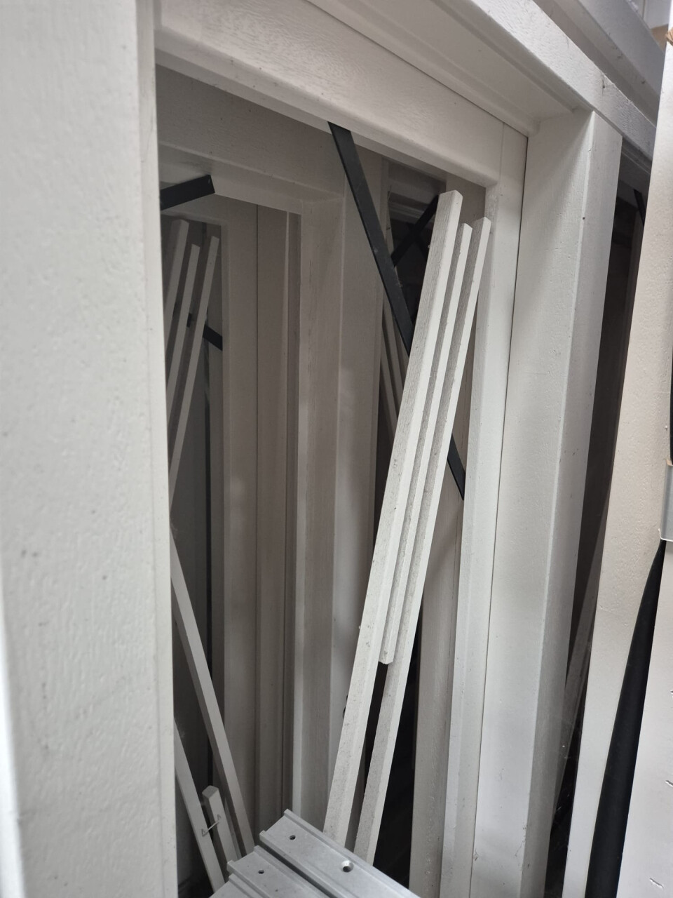 Nieuwe hardhouten Meranti kozijnen, zonder glas - Foto 12