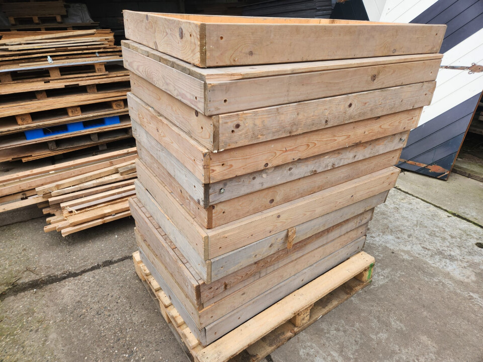 Houten bakken, gemaakt van vlonderplanken