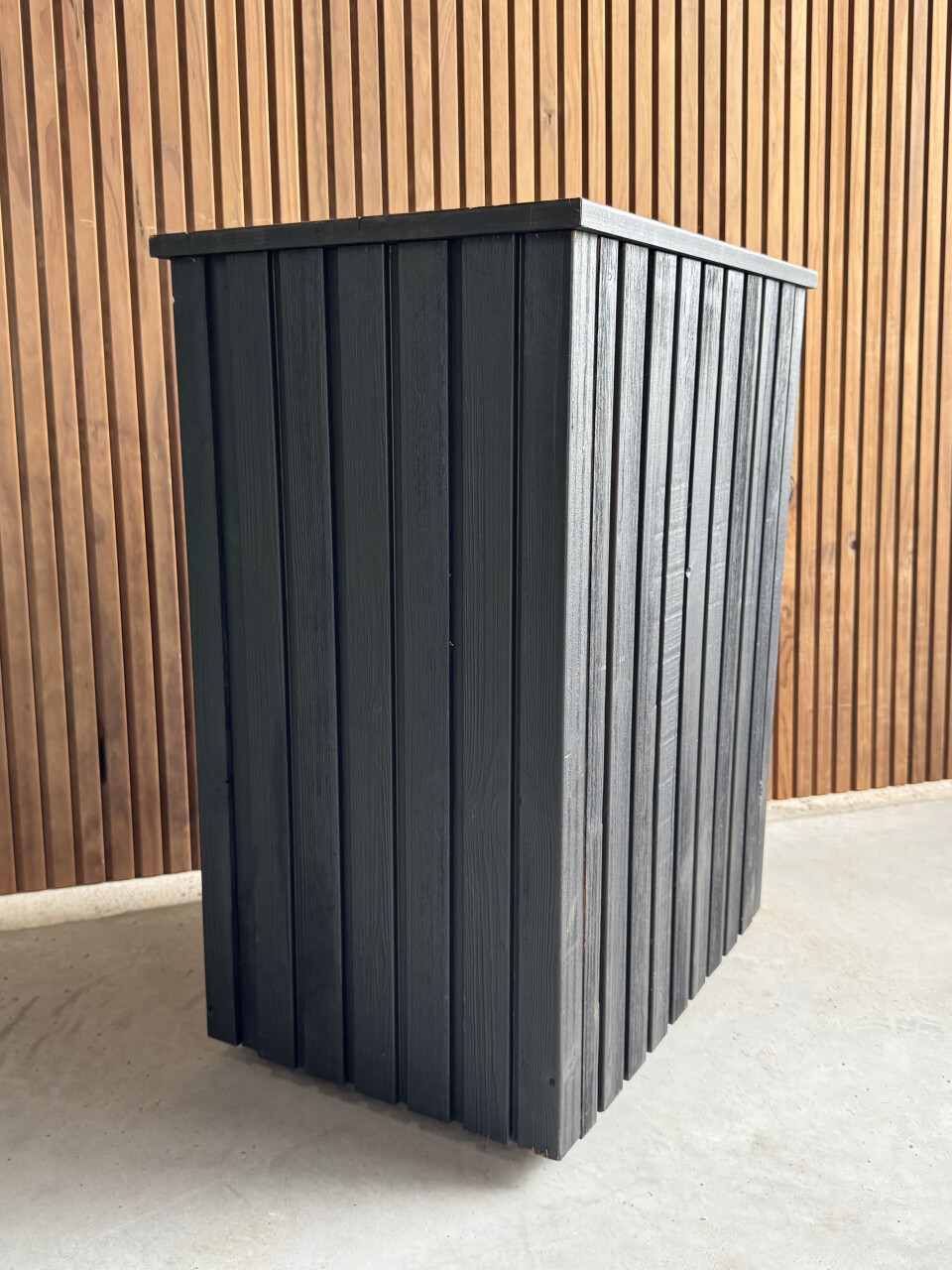 zwarte plantenbak op wielen