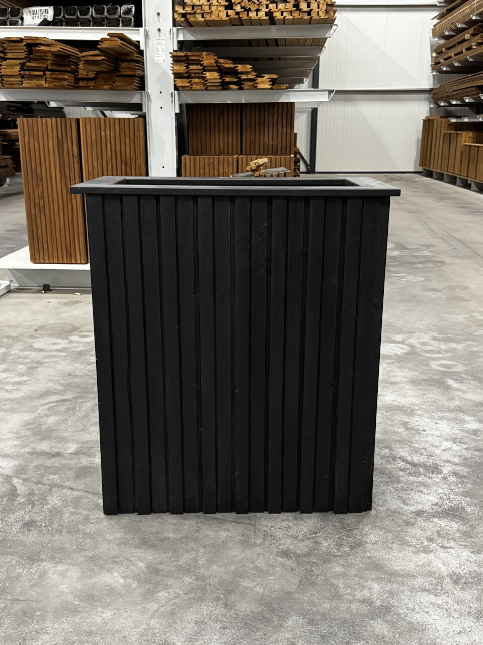 zwarte houten plantenbak