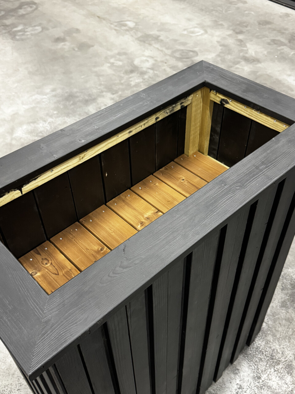 zwarte houten plantenbak