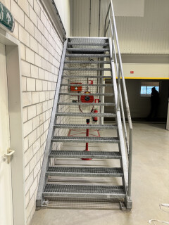 Gegalvaniseerde stalen bordestrap met bordes – 3,20 m hoog - Foto 2