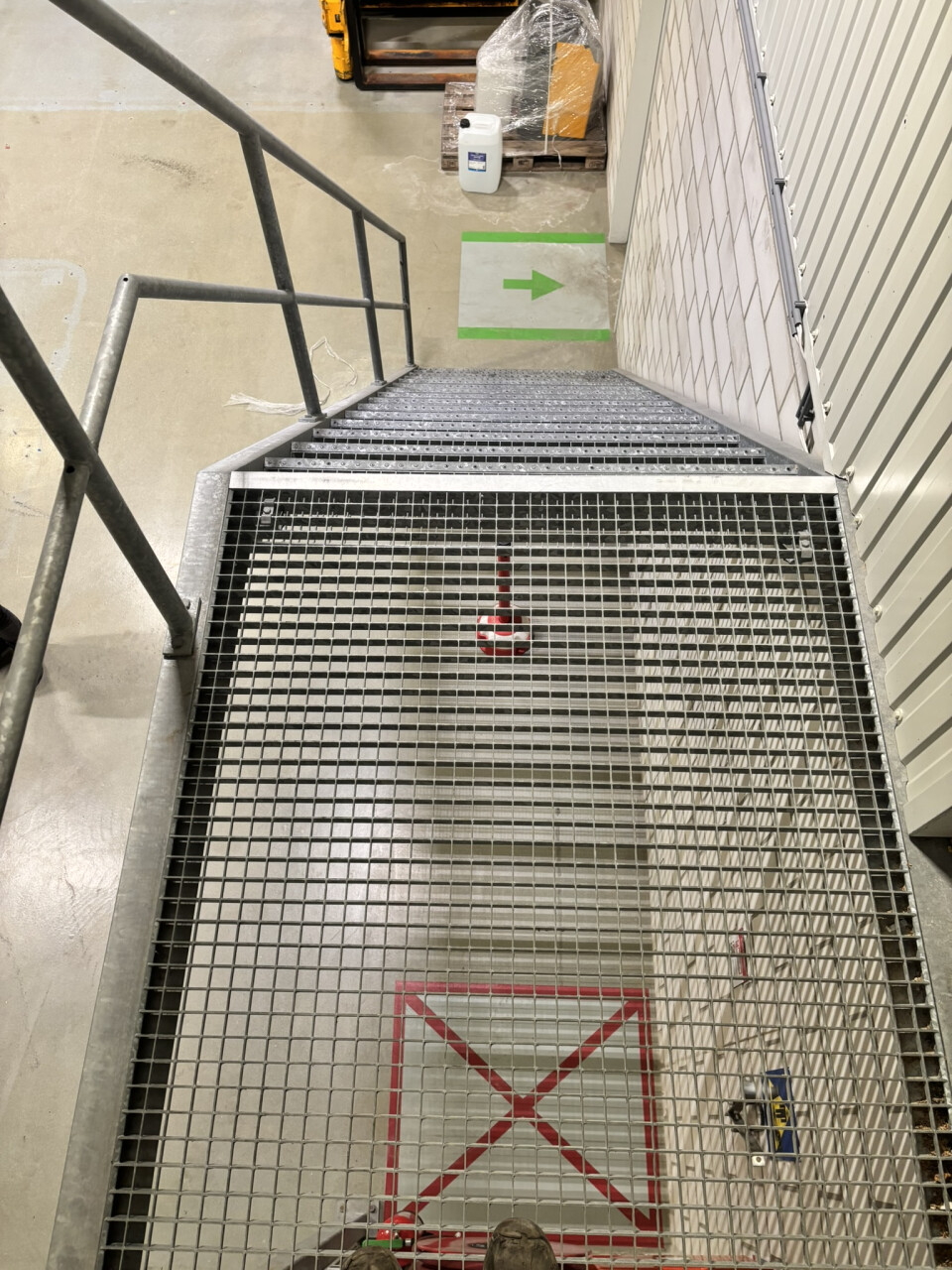 Gegalvaniseerde stalen bordestrap met bordes – 3,20 m hoog - Foto 3