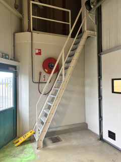 Industriële stalen (steile) trap – H 330 cm / uitval 190 cm - Foto 8